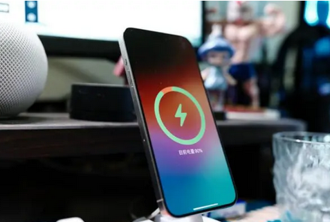 长海苹果15换屏服务分享用什么充电器给iPhone15充电更好 